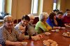 Seniorzy zajadają pączki